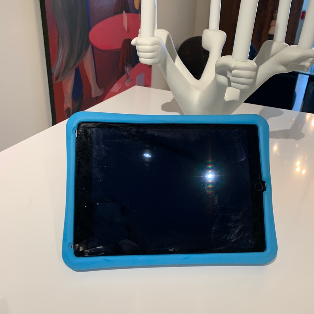 Chic And Solid Ipad Two Case/Stand - image 3